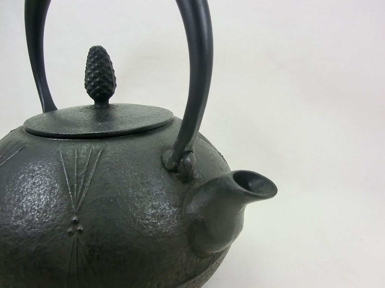 ● 時代年代物 七角式鉄瓶 家屋風景彫 古い鉄瓶 煎茶道具 湯沸 旧家蔵出しEIKIアンティーク